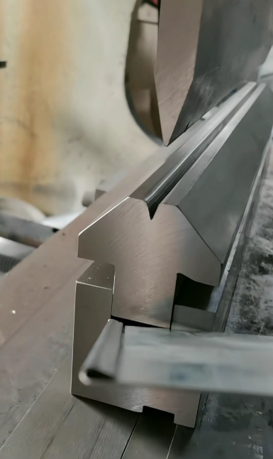 teardrop-shaped hemming compound die for sheet metal bending