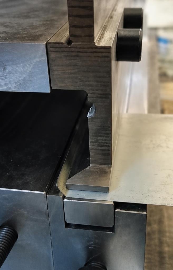 horizontal bending tooling for closed box parts
