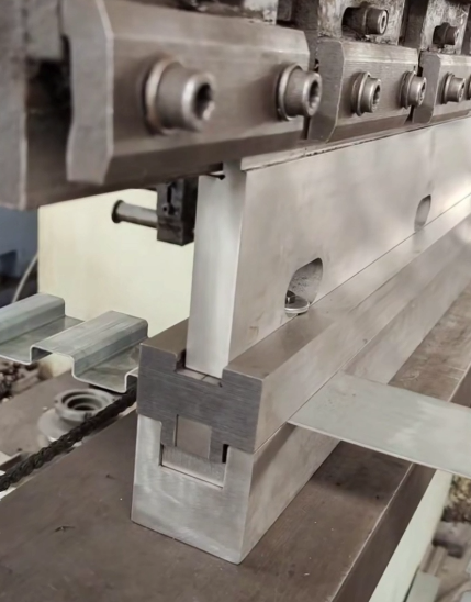 Press brake bridge die for forming corrugated strengthening ribs