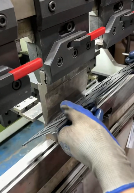 2V die with different V die openings for sheet metal bending
