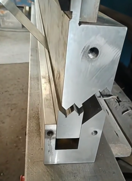 Double V die with multiple V openings for press brake bending