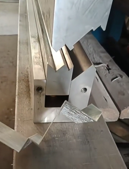 Press brake punch and die for sheet metal bending